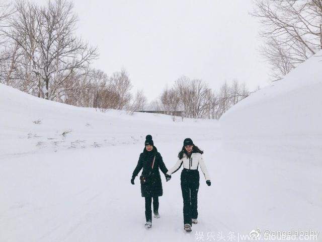 baby黄晓明和妈妈雪地牵手走 baby红唇抢眼超美