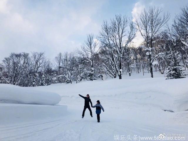 baby黄晓明和妈妈雪地牵手走 baby红唇抢眼超美