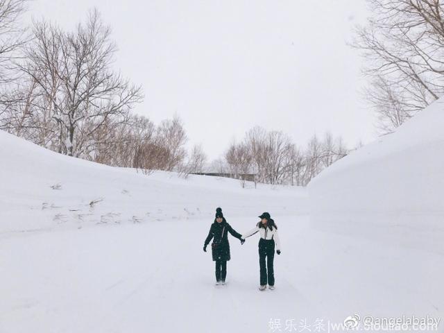 baby黄晓明和妈妈雪地牵手走 baby红唇抢眼超美