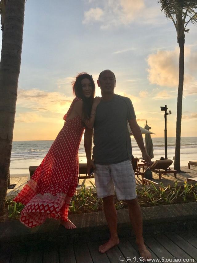 52岁温碧霞和富豪老公度假，结婚18年未生子，一袭碎花红裙超美！