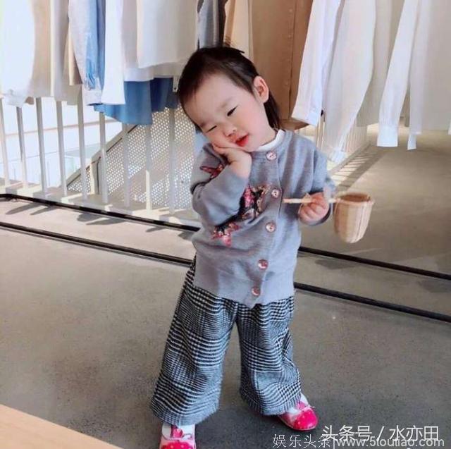 伊能静和秦昊都是双眼皮，为什么女儿偏偏中奖1/12概率的单眼皮？