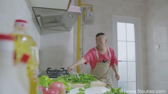 两人想给哥哥姐姐做饭，结果闯了祸