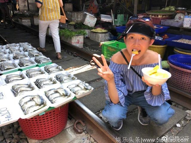 港姐蔡少芬素颜逛菜市场，蹲地上吃水果霸气侧漏！