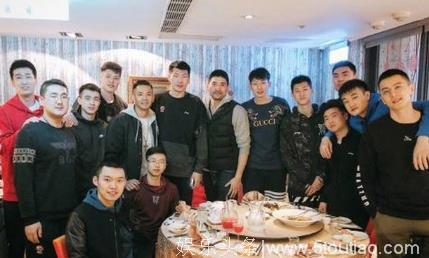 陈建州晒与辽宁篮球队合照：原来我是真的矮