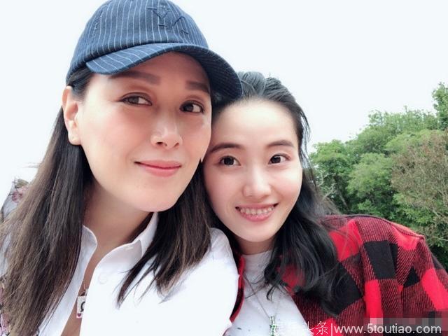 任达华一家人幸福出游 13岁女儿仅凭背影就成万人迷