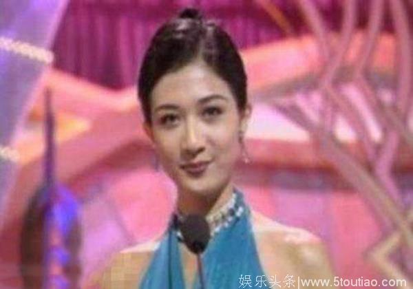 这个男人成全了成龙与吴绮莉，不然她也不会爱上成龙生出小龙女！