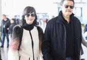 赵雅芝和73岁丈夫现身机场，不得不说，两人身材都太好了！