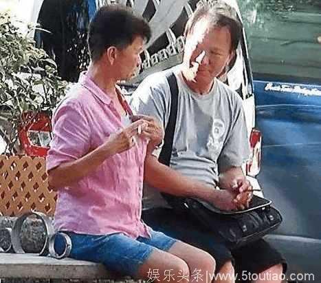 名气曾赶超周润发，今却老得认不出，与老婆坐街头就像两个老男人