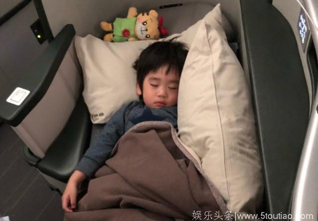 林志颖从小教仨儿子独立，双宝还不到2岁，就已经适应自己睡觉？