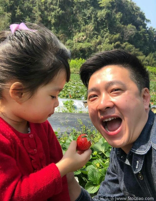 林志颖弟弟林志鑫晒女儿摘草莓萌照，睫毛又密又长，好软萌！