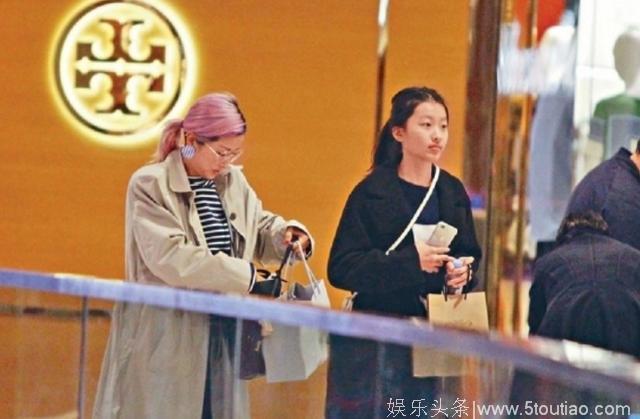 陈奕迅13岁女儿近照曝光，这长相引起网友热议，身高和妈妈差不多