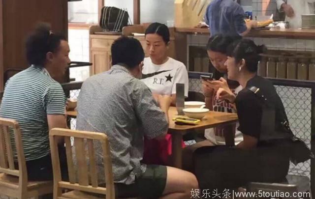 陈奕迅13岁女儿近照曝光，这长相引起网友热议，身高和妈妈差不多