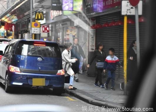 TVB当红花旦不修边幅，以素颜上阵出行，穿着随意似路人