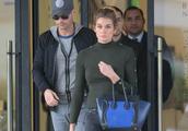 女星谢娜泰勒比佛利山庄购物拍照，她拎的蓝色包包很时尚