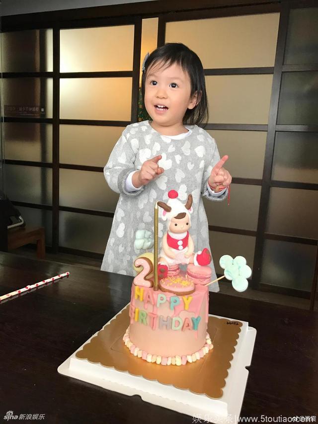 张震晒女儿近照庆祝其3岁生日 翻白眼搞怪十足超可爱