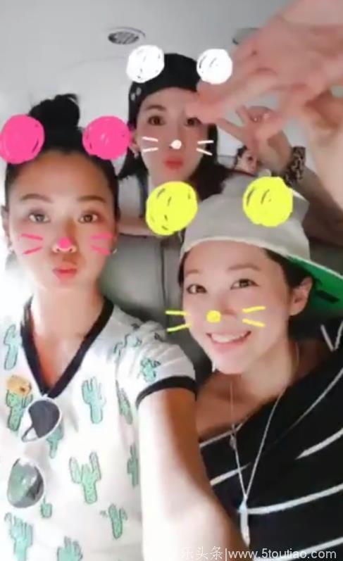 林志颖三个儿子上学，陈若仪穿背带裙和闺蜜团春游，少女气十足！