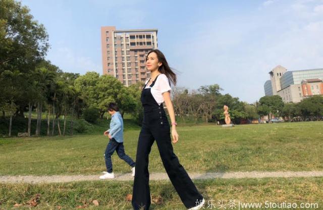 林志颖三个儿子上学，陈若仪穿背带裙和闺蜜团春游，少女气十足！