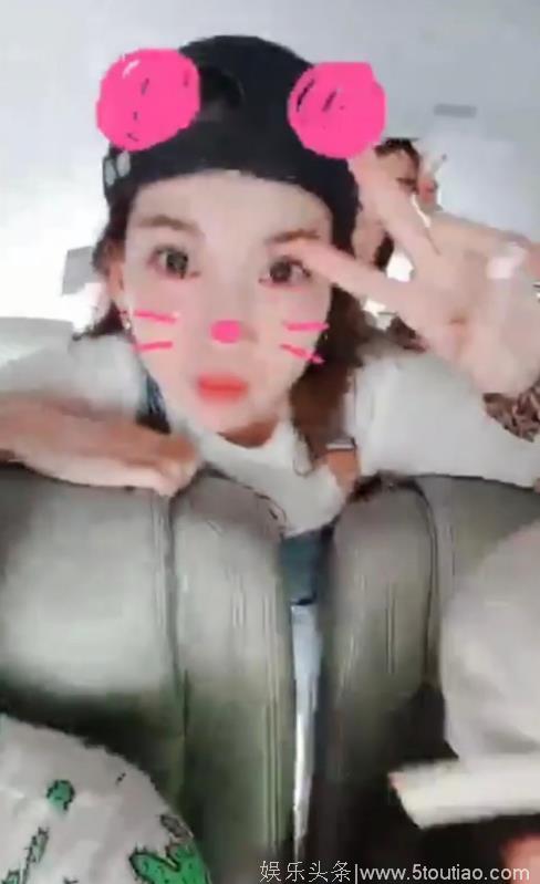 林志颖三个儿子上学，陈若仪穿背带裙和闺蜜团春游，少女气十足！