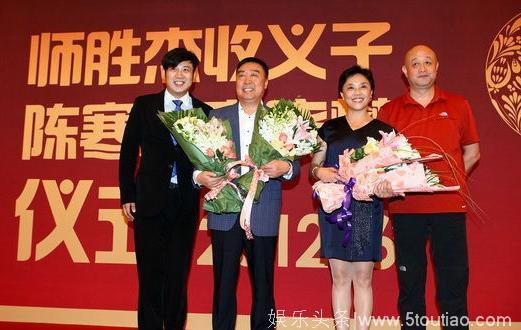 师胜杰先生最新照曝光，滋润精神了许多，与几日前重病照反差明显