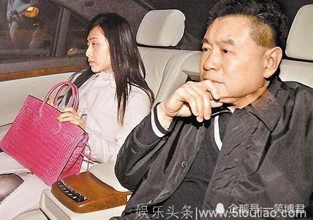 未婚生两胎，嫁入千亿豪门再怀孕，老公患病自己美得像20岁姑娘