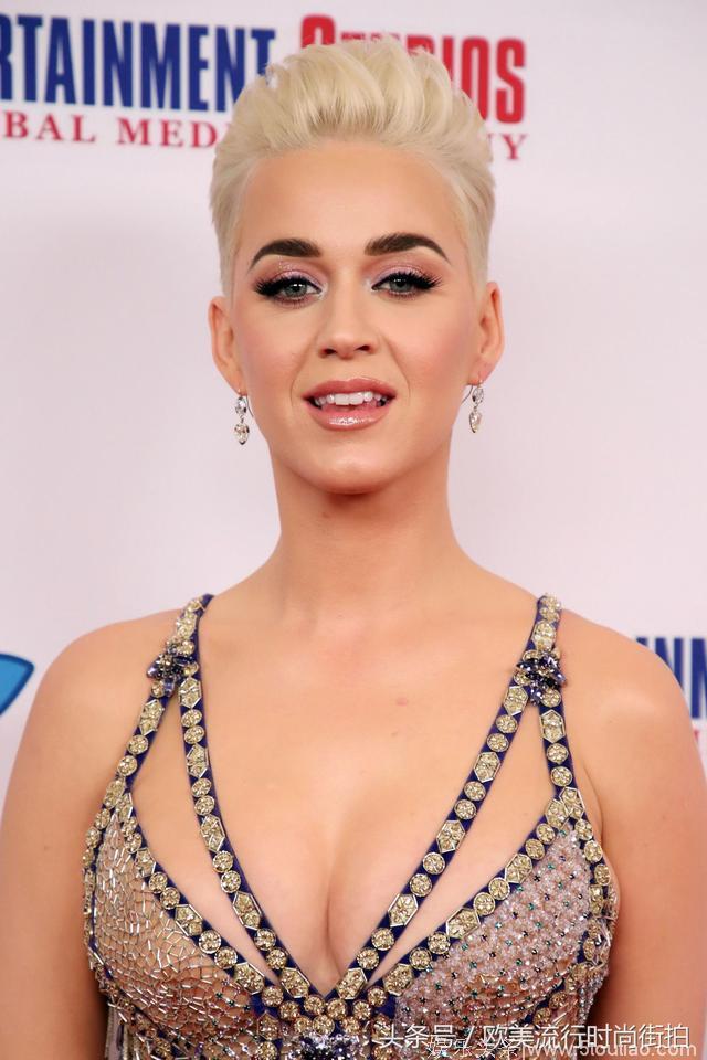 凯蒂·佩里(Katy Perry)时尚金光闪闪礼服在第90届奥斯卡金像奖