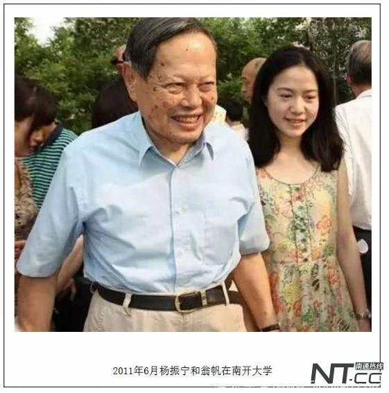 95岁杨振宁现身香港商场，妻子翁帆陪伴，相差54岁的两夫妻默契十足