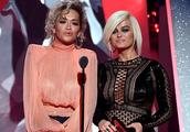 瑞塔·奥拉(Rita Ora)从迪拜飞往洛杉矶参加iHeartRadio颁奖典礼