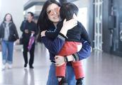 陈妍希带儿子现身机场 小星星的背影太可爱了 头发好多好浓密