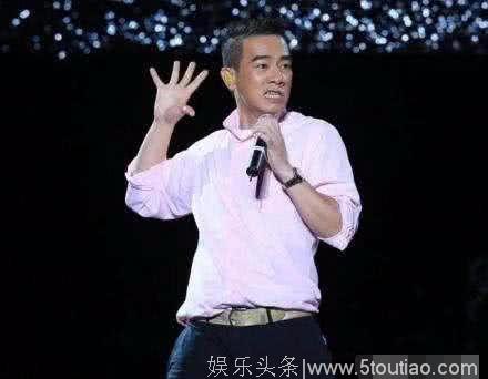 歌手假唱“愈演愈烈”话筒拿反不算什么，这位堪称“假唱王者”！