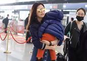陈妍希抱儿子现身机场画面温馨，小星星趴妈妈肩膀一路酣睡