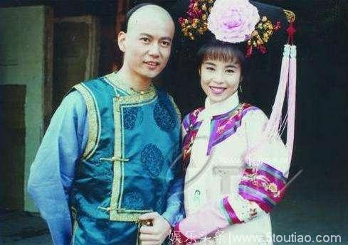 《戏说乾隆》27年了：他离婚被骂，她二婚冻龄，她为弱智弟弟未婚