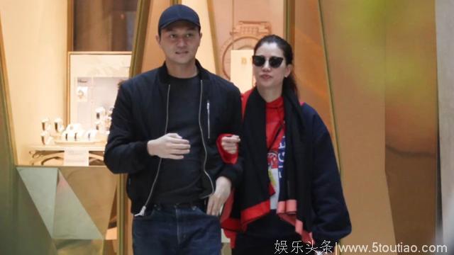 夫妻俩难得撇下儿子 袁咏仪挽着张智霖手臂甜蜜逛街