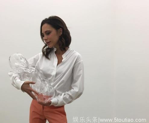 贝嫂维多利亚怀抱玩具婴儿，网友：难道想给小七添个妹妹吗