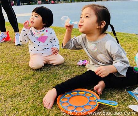 贾静雯晒俩女儿合照，庆祝Bo妞1周岁生日：再带阿咘参加真人秀！