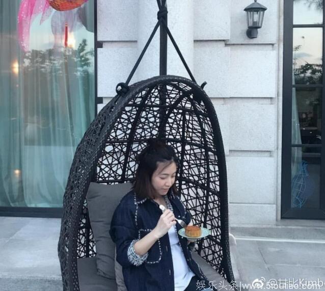 同爸不同命，甘比女儿坐拥40亿身家，吕丽君女儿已经快查无此人了