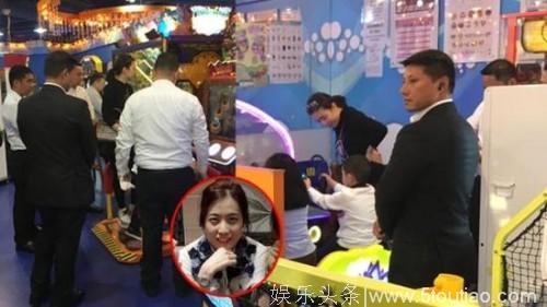 甘比产后首带子女出门游玩 四名保镖贴身保护