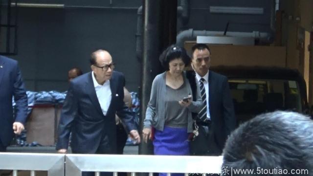 翻看李嘉诚周凯旋相识25年的旧照 发现黄昏恋也可以很甜