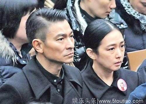 刘德华51岁妻子素颜现身平价美容院 “天王嫂”双眼浮肿憔悴不堪