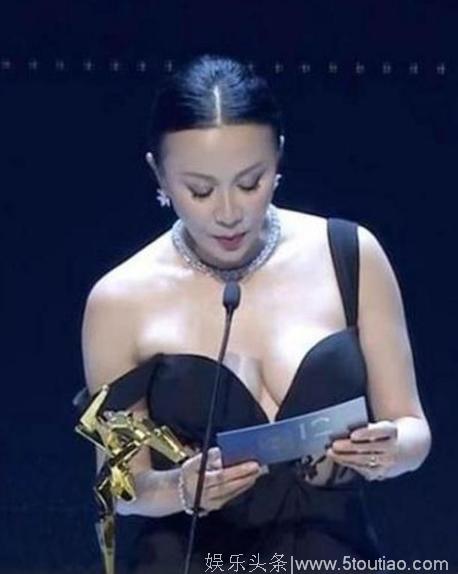 刘嘉玲现身第12届亚洲电影大奖颁奖典礼，这次穿衣要挑战“柳岩”
