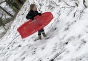 日常！小贝晒团宠小七超萌滑雪照 囧三变护妹使者