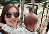 谢杏芳带儿子逛动物园，她越来越漂亮了，香港小姐也输给了她！