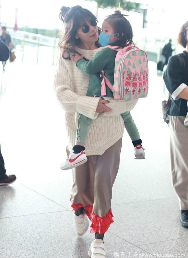 贾静雯抱着咘咘亮相机场，全程亲吻还扎同款发型，网友：偏心咘咘