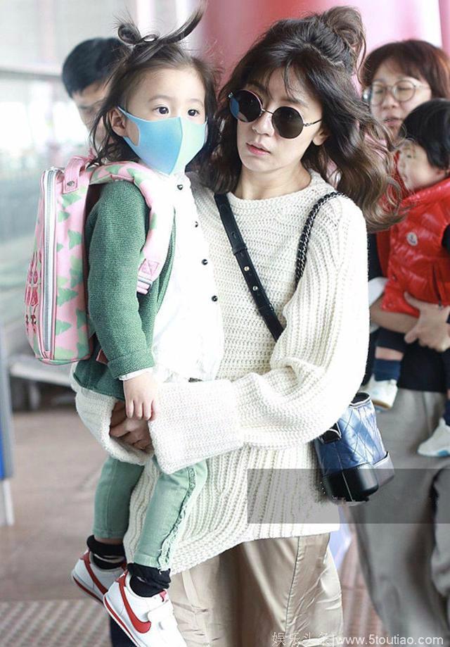 贾静雯素颜带女儿现身机场，全程亲吻咘咘，和女儿同款发型超可爱