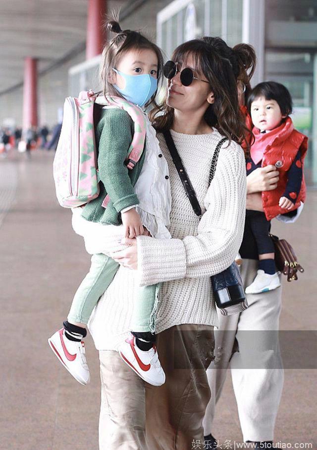 贾静雯素颜带女儿现身机场，全程亲吻咘咘，和女儿同款发型超可爱