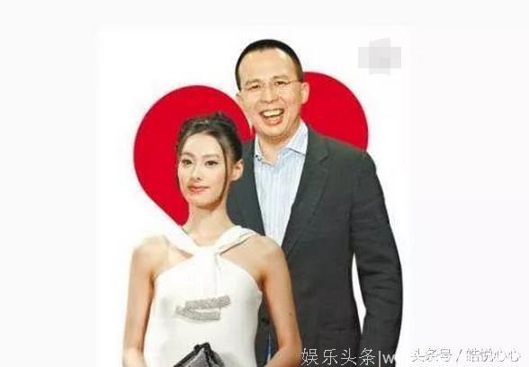 90岁李嘉诚与小女友十指紧扣，相恋26年，一直没给女方名分！