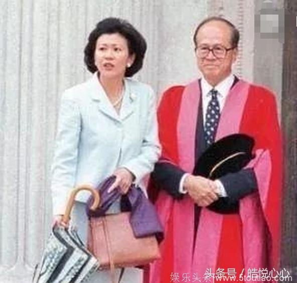 90岁李嘉诚与小女友十指紧扣，相恋26年，一直没给女方名分！