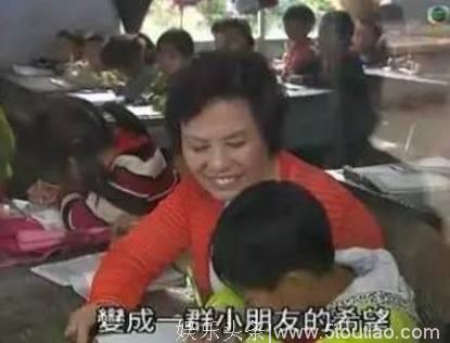 为生存演一辈子丑角，78岁无儿无女，用光积蓄在内地建小学！