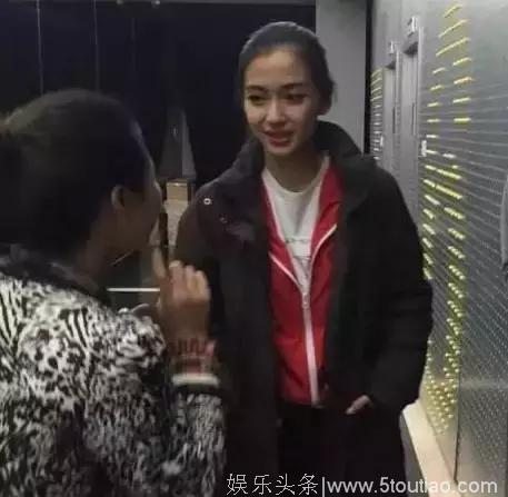 郑爽又白又瘦，迪丽热巴皮肤差，路人抓拍的女明星都长什么样？