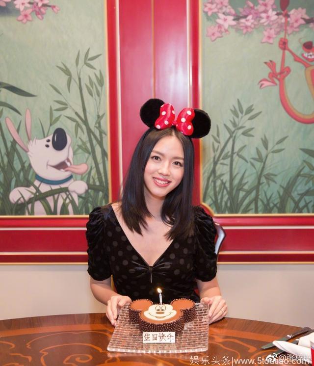 张梓琳生日带女儿游迪士尼 女儿献上甜蜜亲亲温馨有爱