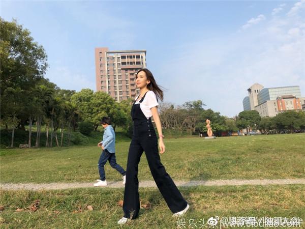 林志颖老婆去给kimi开家长会 母子俩玩起了可爱自拍